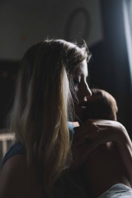 Baby lässt sich nicht ablegen Frau mit Baby auf dem Arm