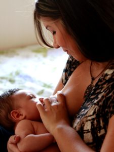 Das Baby verweigert die Brust? Ein Stillstreik kann verschiedene Ursachen haben.