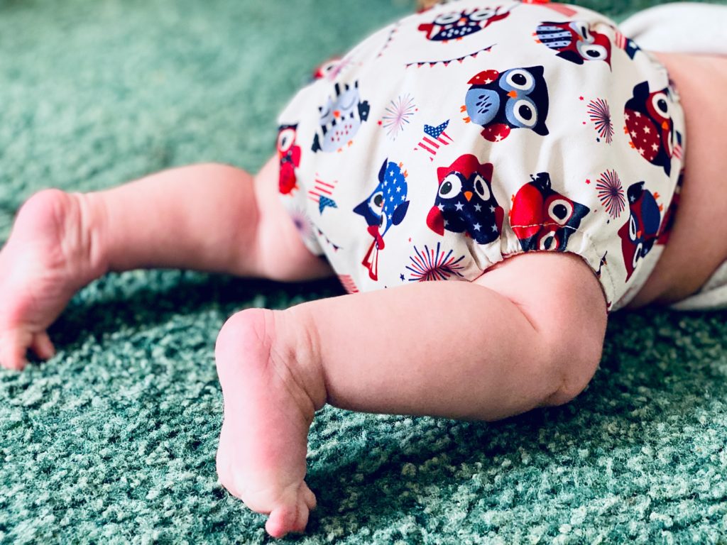 Baby mit Stoffwindeln